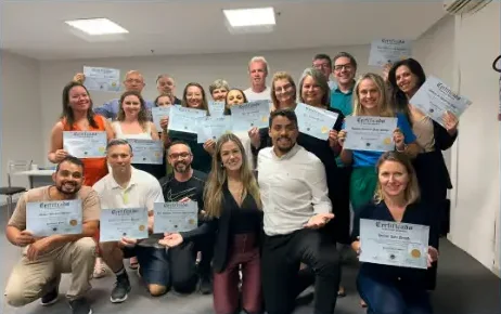 Turma de alunos formados com certificados