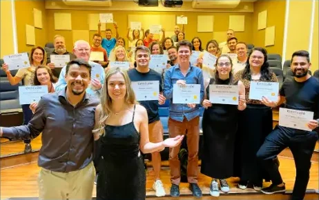 Turma de alunos formados com certificados