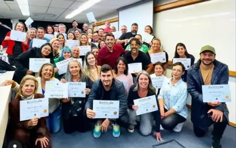 Turma de alunos formados com certificados